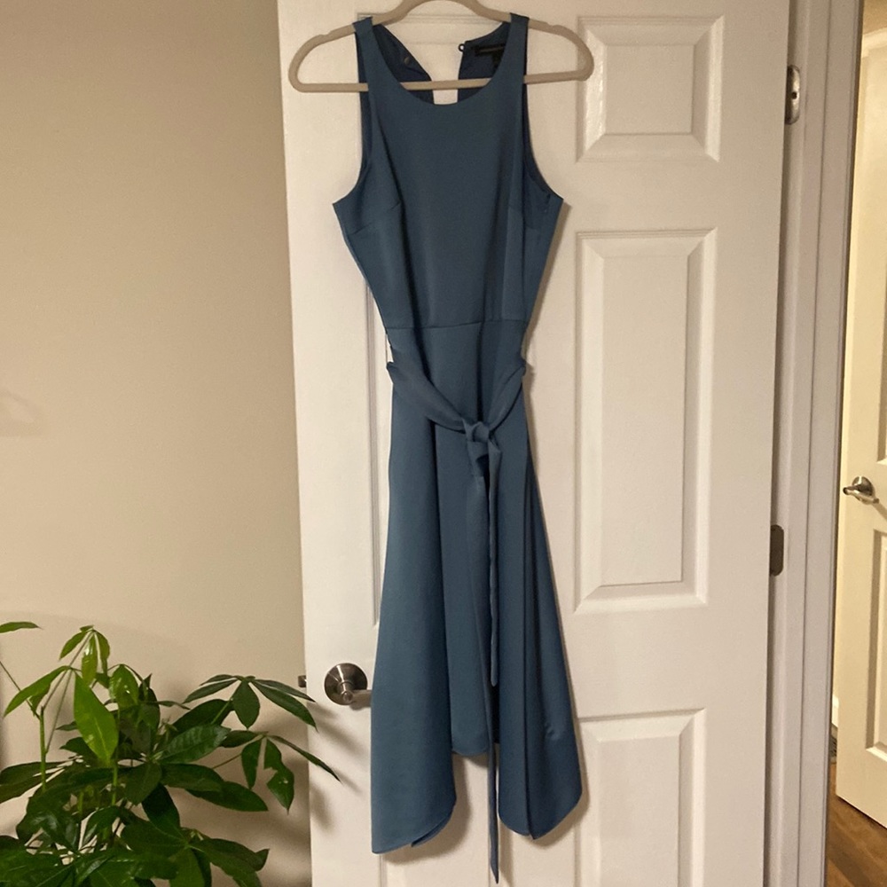 Beautiful  knee length banana republic dress in  size 6 with pockets